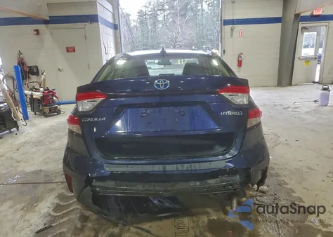 2022 Toyota Corolla Le z USA, uszkodzony, nr VIN JTDEAMDE8NJ056348